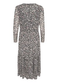 Vestido negro con flores de manga larga, que presenta una falda en niveles, una capa transparente y pequeños patrones de flores blancas y rojas en todo el diseño.