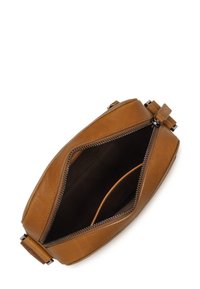 Borsa in pelle marrone con zip di forma rettangolare. L'interno presenta una fodera scura e una tasca aperta; la ferramenta è metallica.