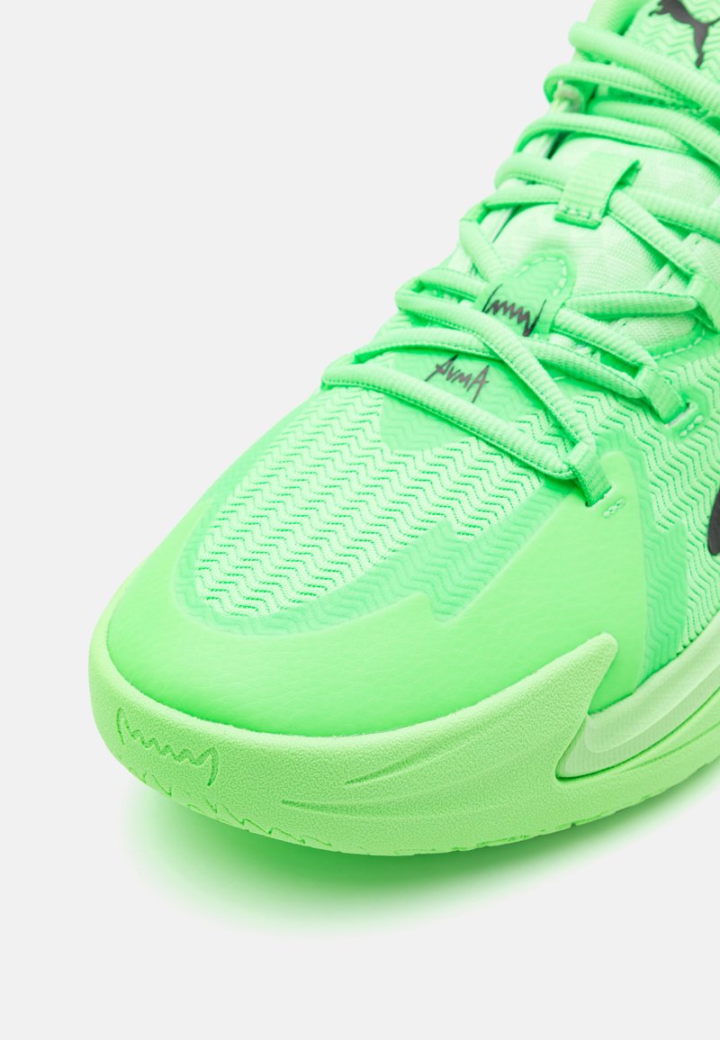 Neon-grüner Sportschuh mit strukturiertem Obermaterial, Zickzack-Muster, Schnürdesign und gepolstertem Kragen. Verfügt über eine glatte Gummisohle und Logo-Akzente.