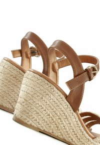 LASCANA Kõrge kontsaga sandaalid - beige camelfarben