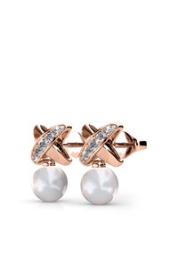 Orecchini in oro rosa con un design a croce, arricchiti da splendenti pietre incastonate e grandi perle bianche come accenti centrali.