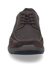 Scarpa marrone stringata con tomaia in suede e dettagli in pelle. Presenta cuciture decorative e una suola in gomma per una migliore aderenza.