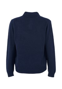 Granatowy sweter, dzianinowy o miękkiej fakturze, z kołnierzykiem oraz ściągaczami przy mankietach i dole. Prosty design, bez dodatkowych wzorów czy akcentów.