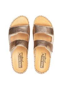 Sandales à glissière en bronze métallique avec deux larges brides et une semelle beige, présentant une semelle en jute tressé et des détails tissés le long des bords.