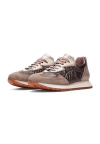 Zapatillas con un diseño de materiales mixtos, que presentan paneles de ante y brillantes en tonos de marrón y beige; suela de goma con un agarre texturizado.