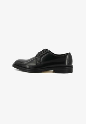 Scarpa oxford in pelle nera con finitura liscia, design stringato, punta rotonda e suola bassa e testurizzata. Stile classico e formale.