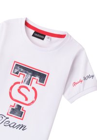 Camiseta de algodón blanca con un gran logo impreso en navy y rojo que dice "TS", texto "Team" y acento "Ready to Play" en la manga. Cuello redondo.