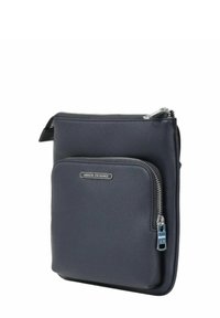 Borsa a tracolla in pelle blu navy con finitura textured, tasca frontale con zip, accessori in argento e placca con logo. Forma rettangolare compatta.