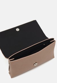 Béžová psaníčko z umělé kůže se zacvakávacím uzávěrem, rozepnutý vnitřek odhaluje černé podšívce a vnitřní zipovou kapsu. Tvar je obdélníkový.