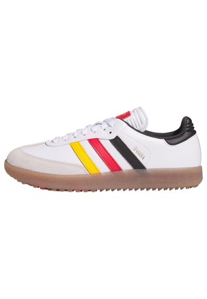 Zapatilla blanca de caña baja con rayas amarillas, rojas y negras, suela de goma, forro interior negro y texto dorado "SAMBA" en el lateral.