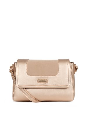 Piccola borsa a tracolla in metallo dorato con patta frontale, texture liscia e tracolla regolabile.