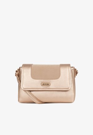 Kleine metallic gouden crossbodytas met voorklep, gladde textuur en verstelbare riem.