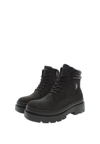 Černé nubukové kotníkové boty s tlustou gumovou podrážkou, s šněrováním v přední části, bočním zipem a detailem loga na vnější straně.