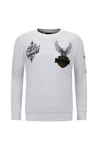 Witte sweatshirt met lange mouwen, voorzien van grafische prints en patches. De tekst bevat "Honor", "Local" en "Loyalty," met een geborduurd adelaar ontwerp.