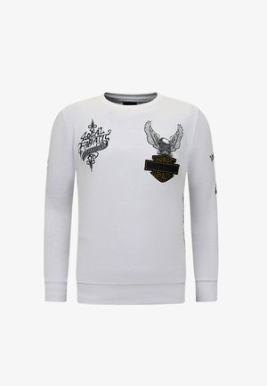 Witte sweatshirt met lange mouwen, voorzien van grafische prints en patches. De tekst bevat "Honor", "Local" en "Loyalty," met een geborduurd adelaar ontwerp.