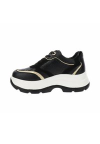 Sneaker nera con tomaia testurizzata, dettagli dorati e suola bianca spessa. Presenta una forma arrotondata e chiusura con lacci.