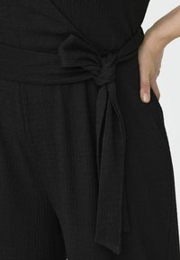 ONLY Carmakoma Pajac - black