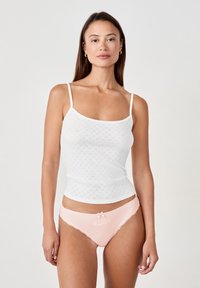 Camisole bianca con bordo in pizzo e un sottile motivo, abbinata a mutandine rosa chiaro con bordi in pizzo e un piccolo fiocco.