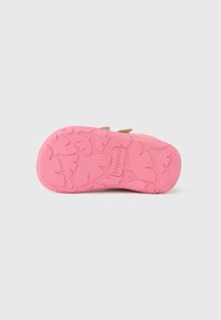 Φωτεινό ροζ πέλμα παιδικού σανδαλιού με ανάγλυφα μοτίβα φύλλων και το εμπορικό όνομα "bisgaard" χαραγμένο στο κέντρο.