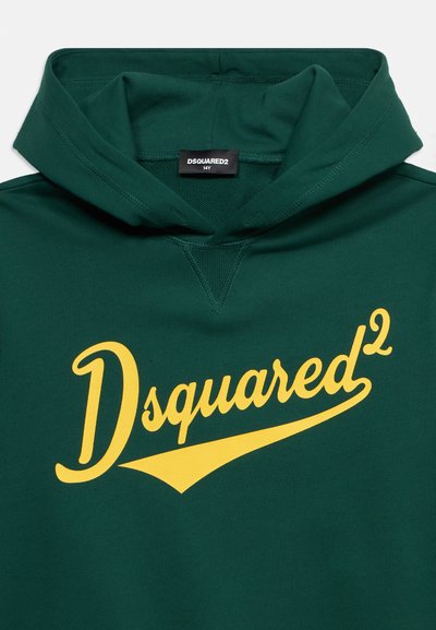 Σκούρα πράσινο φούτερ με κουκούλα και κίτρινο λογότυπο "Dsquared²" στο μπροστινό μέρος και μαύρη ετικέτα μεγέθους μέσα στην κουκούλα με την επιγραφή "DSQUARED2 14Y".