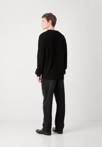 HUGO SEYLO - Strikkegenser - black