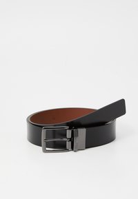 Svart lærbelte med høy glans, brun innerside og en sølvfarget metallspenne med dobbel prong-design.