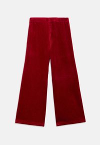 Samettiset leveälahkeiset housut, joissa on rikas punainen väri, sileä pinta, korkeavyötäröinen malli ilman näkyviä somisteita tai lisäosia.