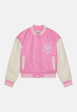 Chaqueta universitaria rosa con mangas de beige claro, botones a presión y cuello con rayas acanaladas. Presenta el bordado de "Los Ángeles" y un detalle de águila.