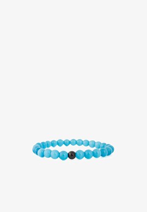 Törökzöld gyöngyökből készült karkötő, egyetlen fekete gyönggyel. Simára csiszolt, kerek gyöngyökből álló, egyenletes mintázatú, rugalmas kialakítással.