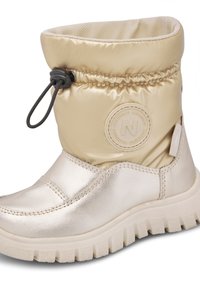 Stivale metallico oro fino al polpaccio con colletto imbottito, superficie testurizzata e cordoncino elastico. Caratterizzato da una suola in gomma con motivo rigato.