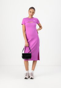 Puma WARDROBE MIDI CUT OUT DRESS - Džersio suknelė - wild berry