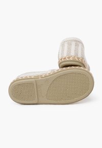 Vævet stof slippers med et cremet og beige stribet mønster, gummisål med struktureret greb, syet fletdetalje rundt om kanten.