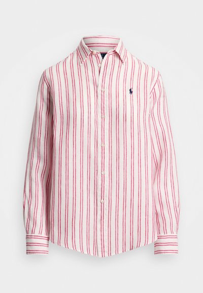 Λευκό πουκάμισο με κόκκινες κατακόρυφες ρίγες. Φτιαγμένο από ελαφρύ ύφασμα. Διαθέτει κλασικό γιακά και μικρό ναυτικό λογότυπο στο στήθος.