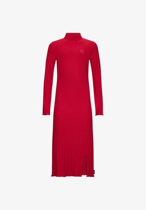 Rotes, geripptes Strickkleid mit hohem Kragen, langen Ärmeln und einem seitlichen Schlitz. Enthält ein gesticktes 'RJ'-Logo auf der Brust und Rüschen an den Ärmelsäumen.