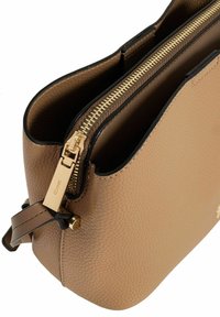 Torebka skórzana w kolorze brązowym o sztywnym kształcie, z złotym zamkiem i dodatkami, oraz fakturowaną powierzchnią. Otwarta górna część odsłania brązowe wykończenie.