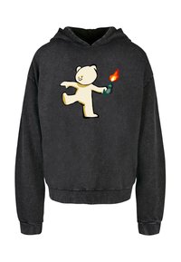 Čierna bavlnená mikina s kapucňou s predným motívom, na ktorom je karikatúrny medveď drží zapálenú trhajúcu bombu, s nastaviteľnou kapucňou a elastickými manžetami.