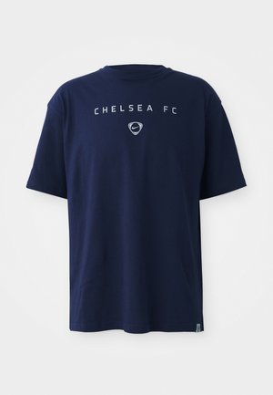 Tamsiai mėlynas trumpomis rankovėmis marškinėliai su "CHELSEA FC" ir Nike logotipu atspausdintu ant krūtinės, rodomi ant baltos fono.