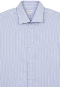 Hellblaues Slim-Fit-Hemd mit dünnen vertikalen Streifen, mit Button-Down-Kragen und weißen Knöpfen. Enthält Markenlabel innen am Kragen.