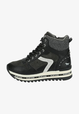 Sort og grå mid-top sneakers med overdel i læder og filt, sølvfarvede detaljer, tekstureret sål, kontrasterende hvid branding og dekorative nitter.