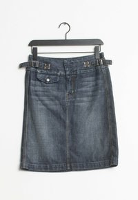 Falda de denim en azul oscuro, con cintura ceñida por un cinturón, bolsillo de botones al frente y detalles de costura sutiles. Cuelga de una percha negra.