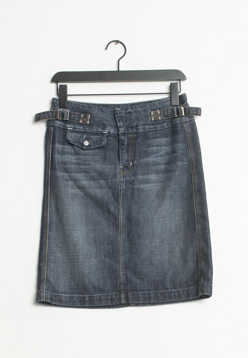 Falda de denim en azul oscuro, con cintura ceñida por un cinturón, bolsillo de botones al frente y detalles de costura sutiles. Cuelga de una percha negra.