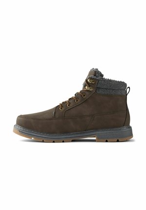 Botas de tobillo de ante marrón con cuello de felpa gris, ojales de metal y suela de goma. Presenta una costura cosida y acentos texturizados.