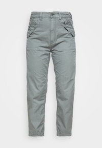 Chino grigi chiari con una texture liscia, dotati di tasche laterali inclinate e un design a gamba dritta. Completati con una chiusura a bottone in vita.