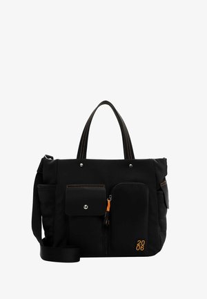 Schwarze Nylon-Tasche mit zwei Griffen und einem verstellbaren Schultergurt. Verfügt über orangefarbene Akzente, eine Fronttasche und eine seitliche Reißverschlusstasche.