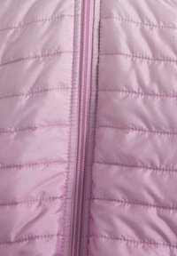 Tissu de doudoune rose avec une texture matelassée, doté d'une fermeture éclair centrale et d'une finition lisse et brillante.