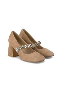Zapatos de tacón bloque de ante color beige con punta cuadrada, que cuentan con una correa decorativa con embellishments claros y metálicos.