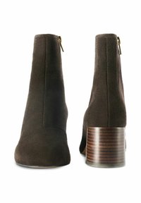 Brązowe zamszowe botki za kostkę z okrągłym noskiem, bocznym zamkiem błyskawicznym i drewnianym blokowym obcasem z poziomymi paskami. Gładka tekstura, minimalistyczny design.