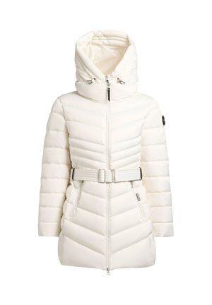 Chaqueta acolchada blanca con cintura ajustada, cuello alto y capucha regulable. Presenta un acolchado en diagonal y bolsillos con cremallera.