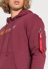 Alpha Industries LABEL - Camisola - burgundy