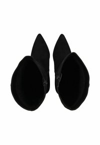 Stivaletti alla caviglia in suede nero con design a punta, dotati di chiusura con zip, texture liscia e silhouette strutturata.